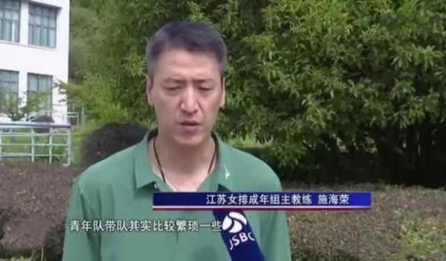 由吴宇森执导，徐克监制，周润发、狄龙、张国荣等主演的动作英雄片《英雄本色》将于11月17日登陆全国院线，粤语版与国语版同步发行，今日正式曝光飞跃版海报，英雄三人组踏枪而来，再战江湖